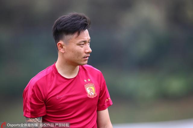 vivian笑着说道：百货大楼卖那些破烂儿，能跟我们这种比吗？我们店里一双鞋都七八千起步，一条纱巾都三五千，随便拿一个包出来，比以前百货大楼一排货柜里的东西都贵。